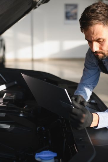 Mechanic,Uses,A,Computer,With,An,Augmented,Reality,Diagnostics,Software.